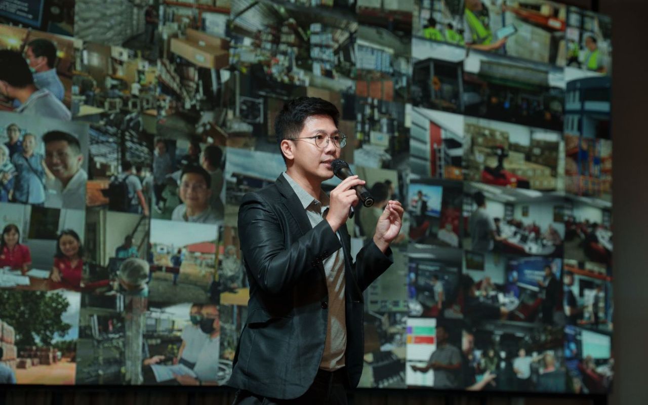 Ts. Quincy Tan on stage at KLSCCCI Business Networking Night 2026