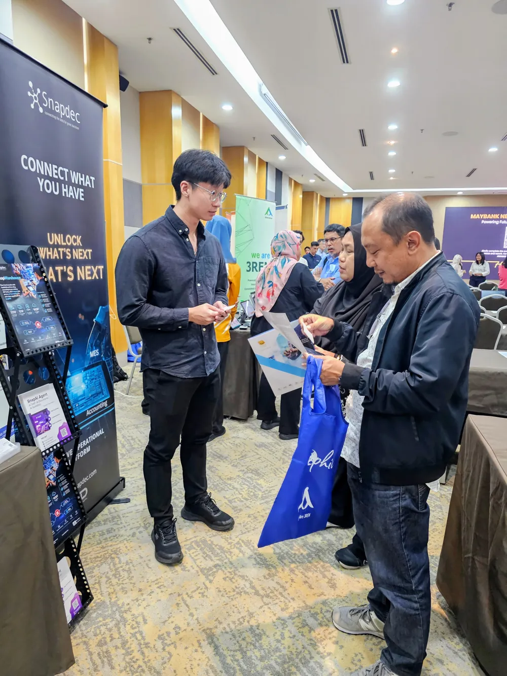 Talking with a manufacturer at the Snapdec booth at Wisma FMM