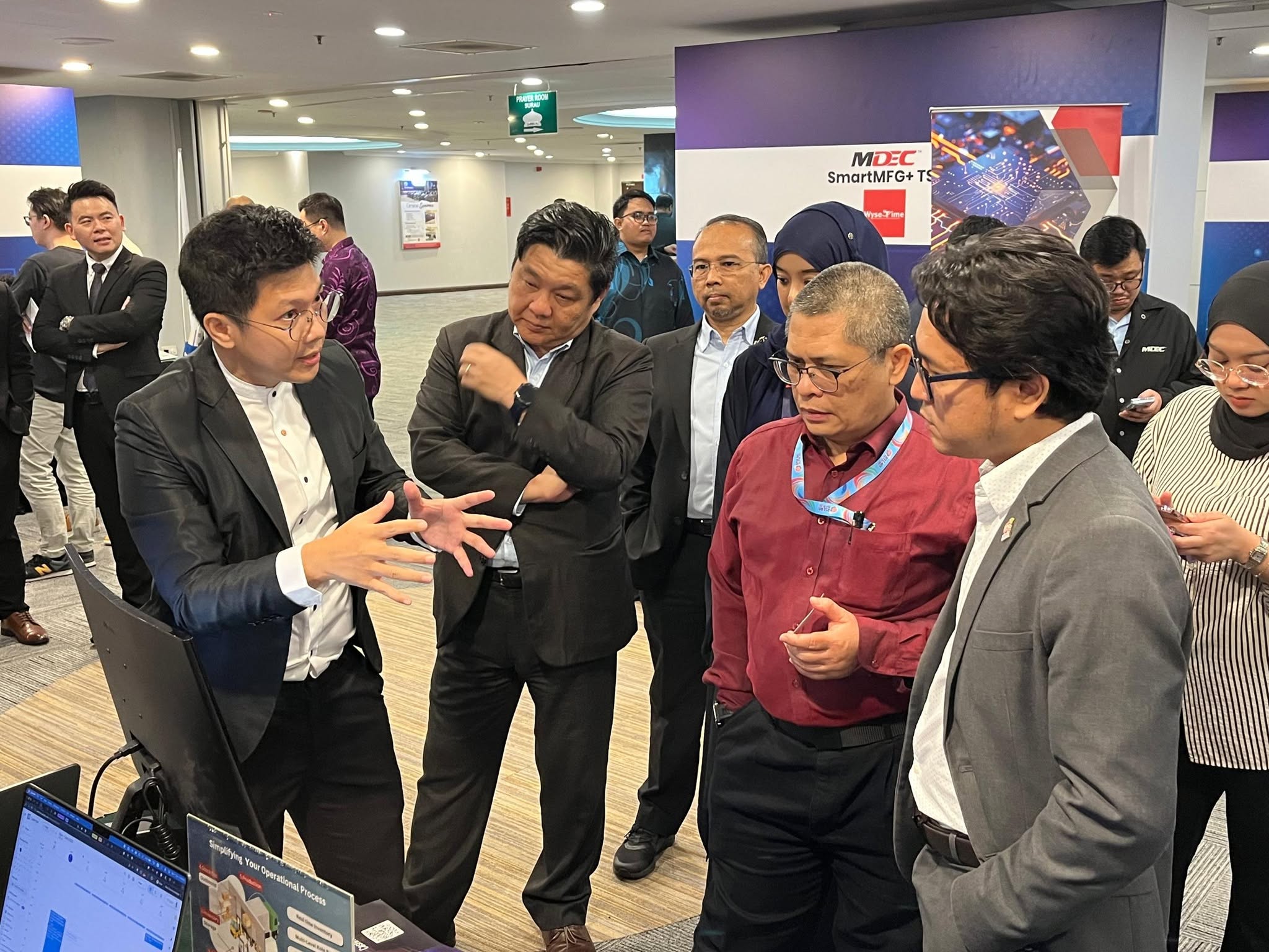 The Snapdec team presenting at the MDEC SmartMFG+ TSP showcase